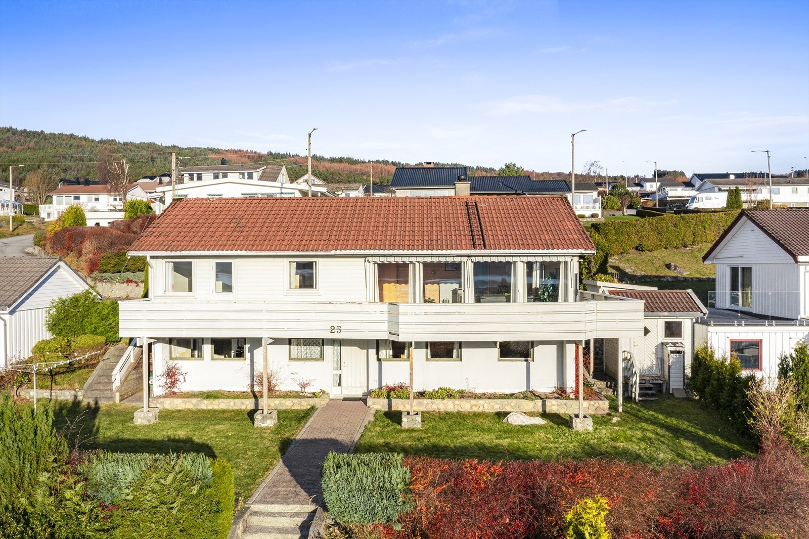 Boligen er fra 1969 og har et BRA på 195 over to etasjer. Galleribilde