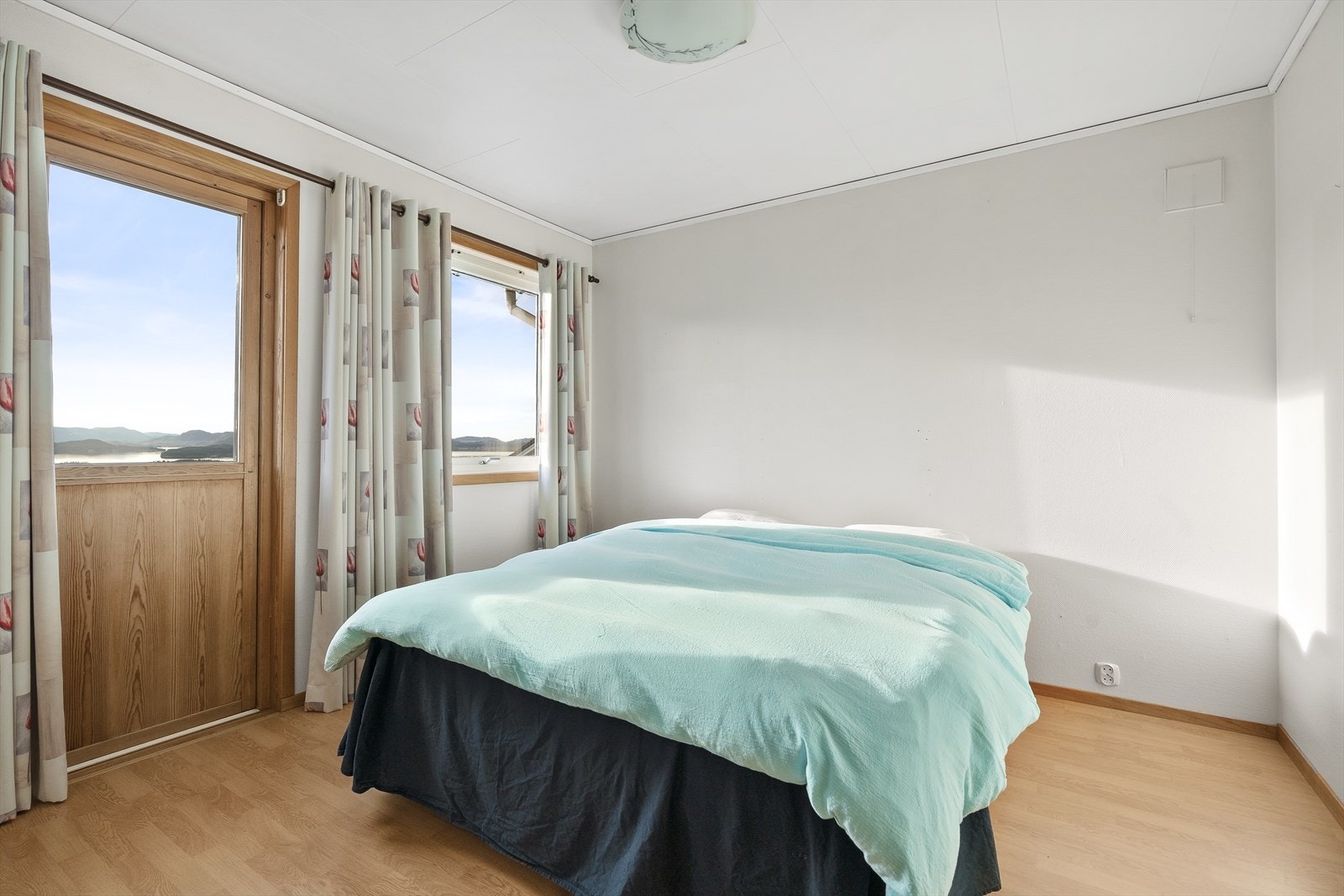 Soverom nr.3. Hovedsoverom med tilkomst til terrassen. Galleribilde