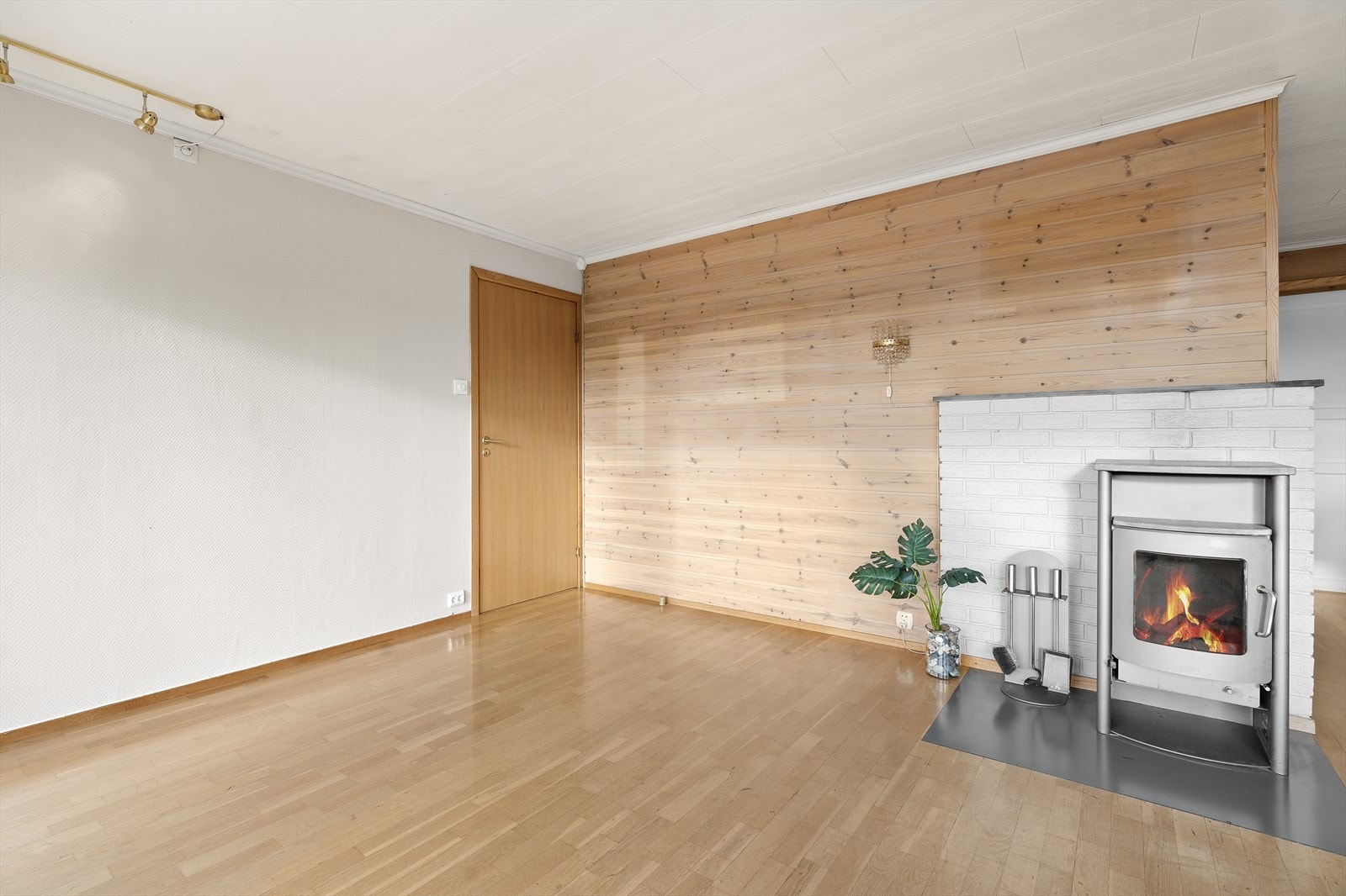 Overflater av panel og tapet på vegg, parkett og laminat på gulv. Galleribilde