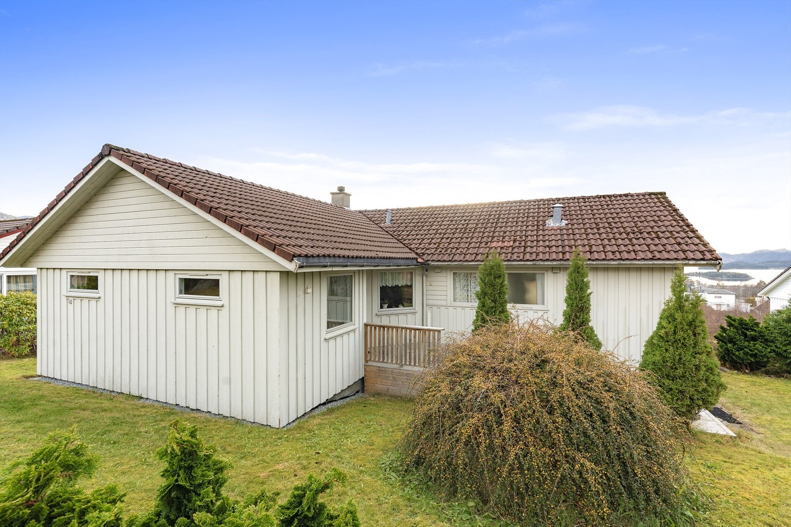 Inngangspartiet til hovedetasjen finner du på baksiden av boligenhvor det også er trappefri tilkomst. Påbygg fra ca.95/96, som inneholdt gang, 2 soverom og wc. Galleribilde