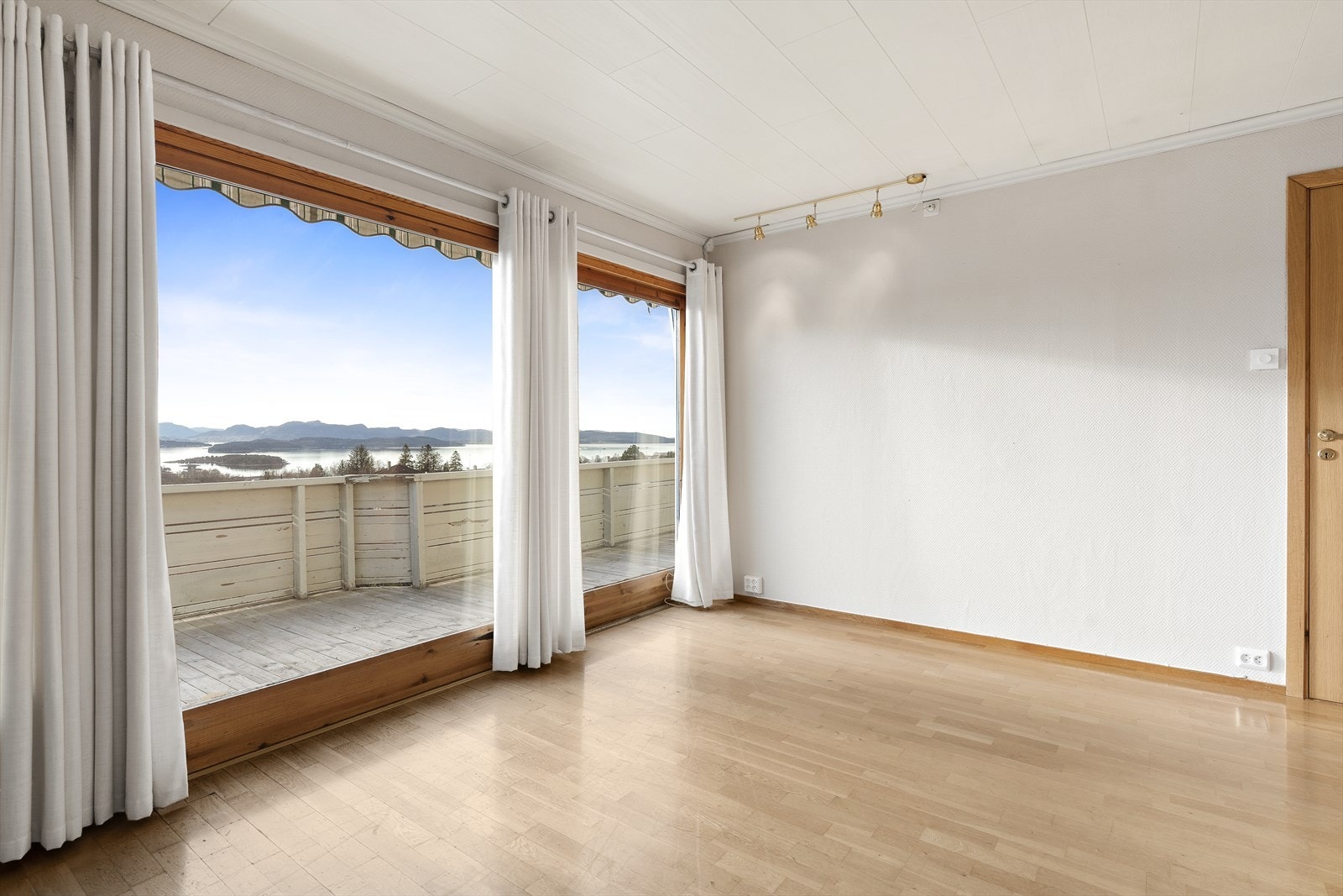 Nydelig utsikt fra alle rommene i front på boligen! Galleribilde