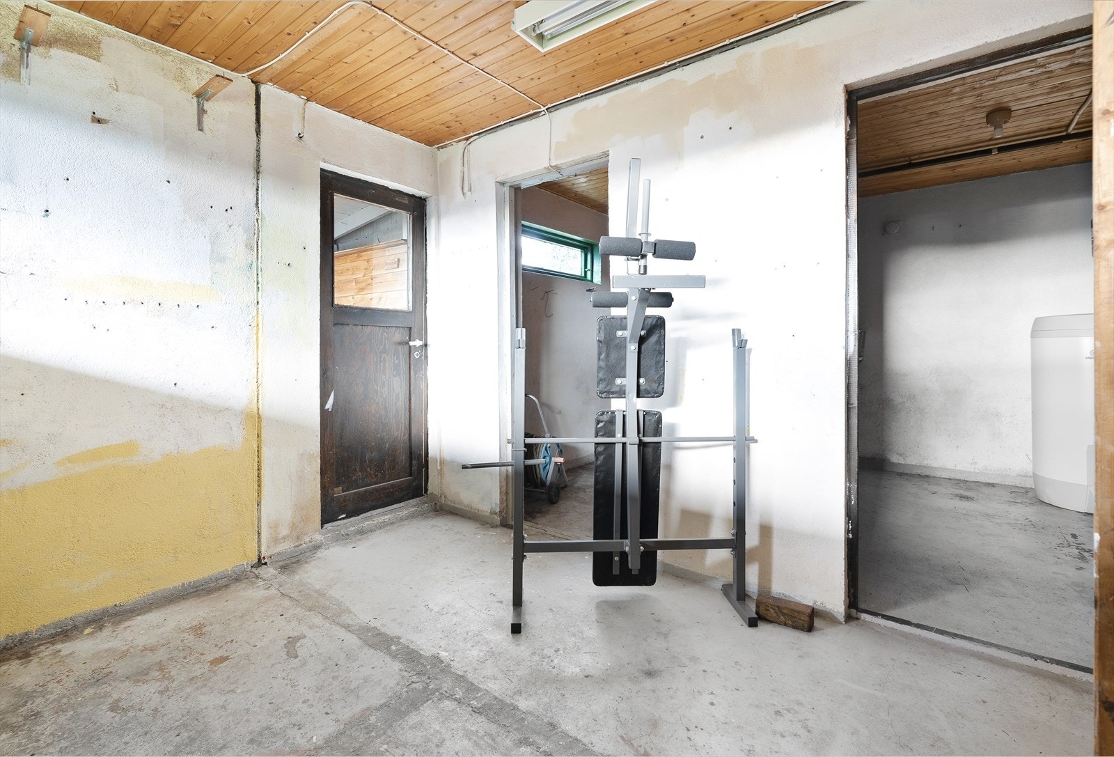 Grovkjeller, boder med utgang til hagen. Galleribilde