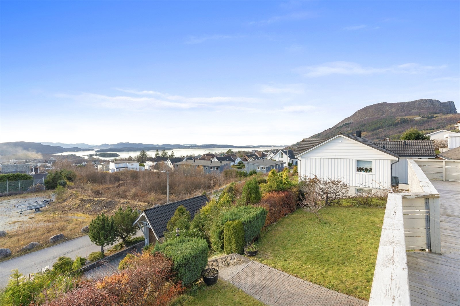 Hagen er velholdt og går over flere plan. Nydelig utsikt utover mot Stavanger og Barkafjellet. Boligen og terrassen er vendt sørvest og har gode solforhold. Galleribilde