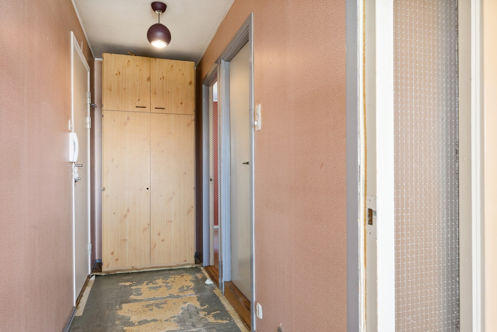 Velkommen inn! Gangen er utstyrt med porttelefon og har god plass til et stort garderobeskap for oppbevaring. Galleribilde