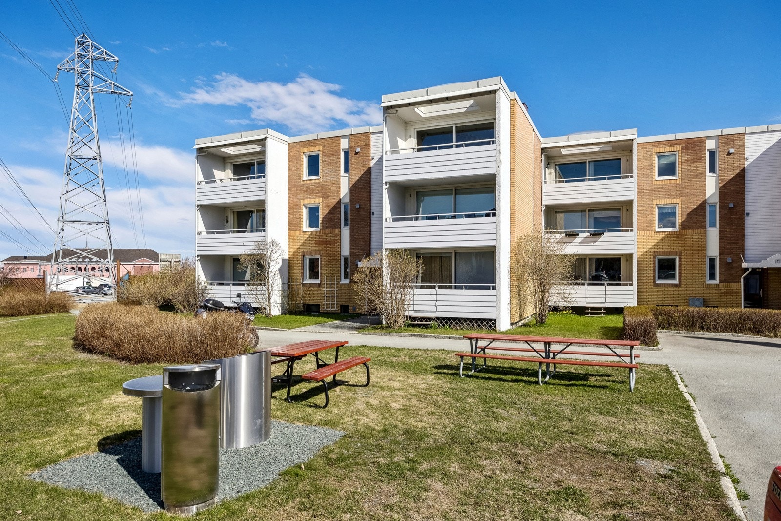 Fellesområdet er omgitt av pent opparbeidet gressplen og benker. Galleribilde