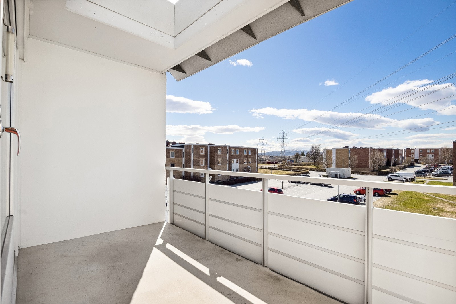 Uteplassen tilfører stuen et godt tilleggsareal. Med overbygg kan man anvende uteplassen uansett vær. Galleribilde