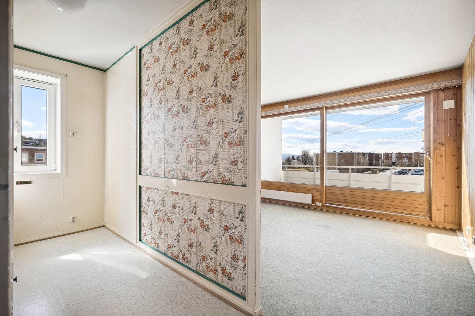 Fra gangen ledes man naturlig inn i stue og et delvis adskilt kjøkken. Galleribilde