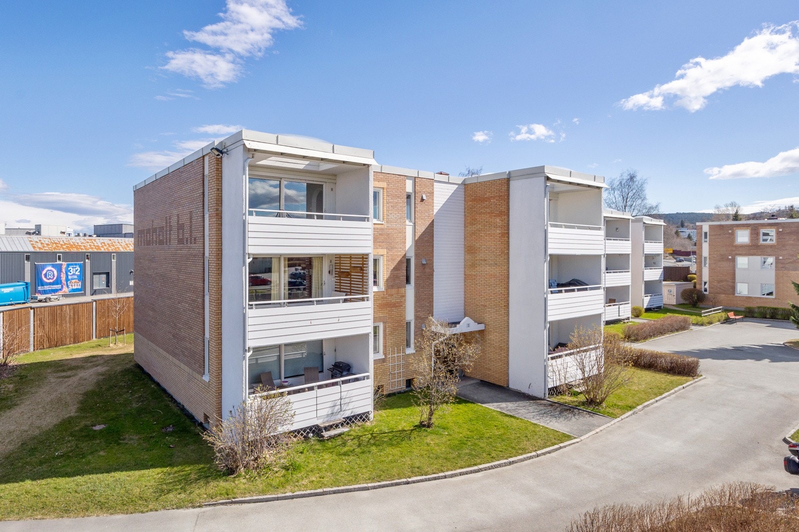 Leiligheten har en flott plassering i byggets 3.etasje og har adkomst via felles trapperom. Galleribilde