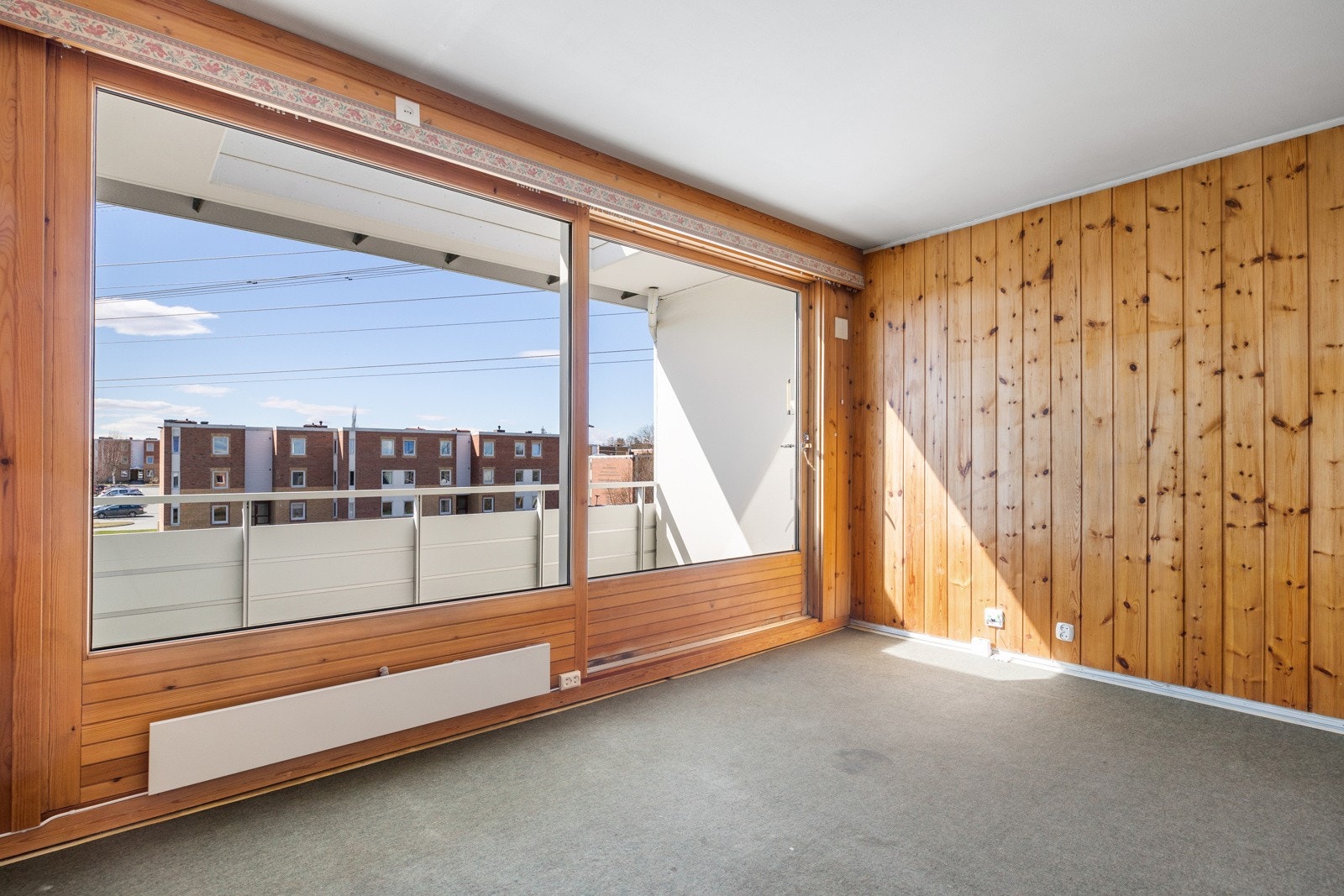 Oppholdsrommet byr på en luftig romfølelse, som følge av rikelig med naturlig lysinslipp fra balkong. Galleribilde