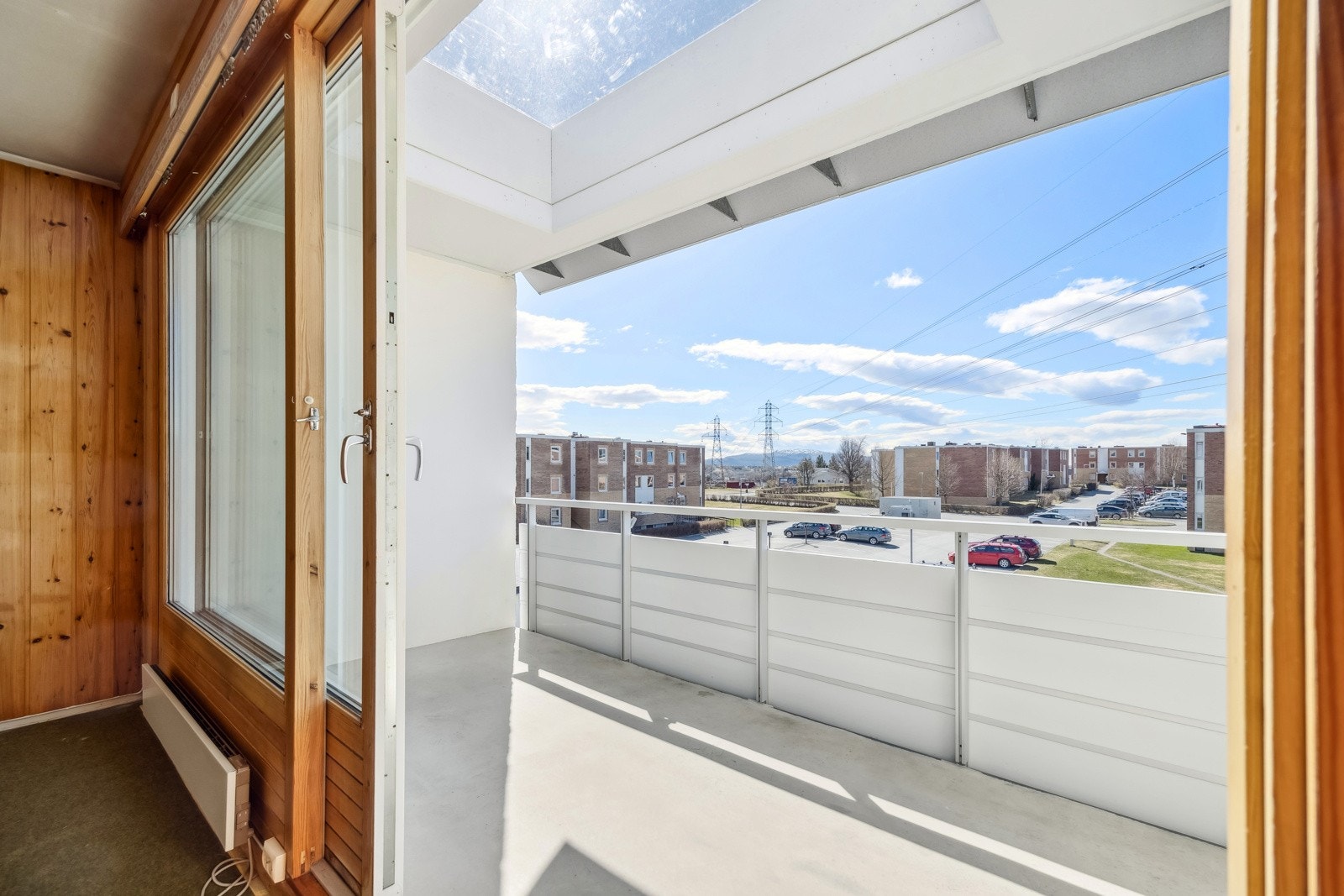 Den flotte balkongen har en beliggenhet mot sørvest med ettermiddag- og kveldssol. Galleribilde