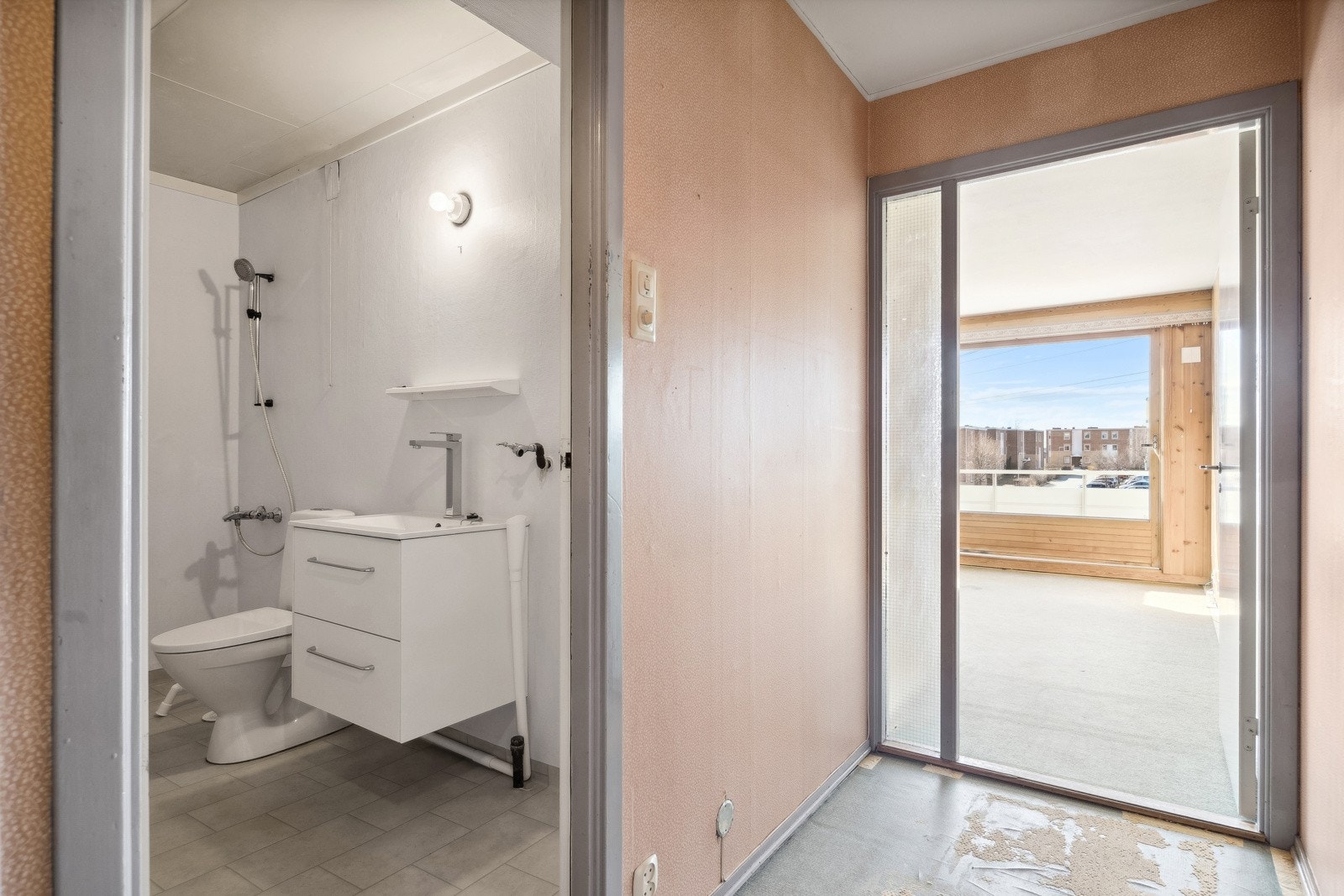 Baderommet ligger i praktisk tilknytning til gangen. Galleribilde