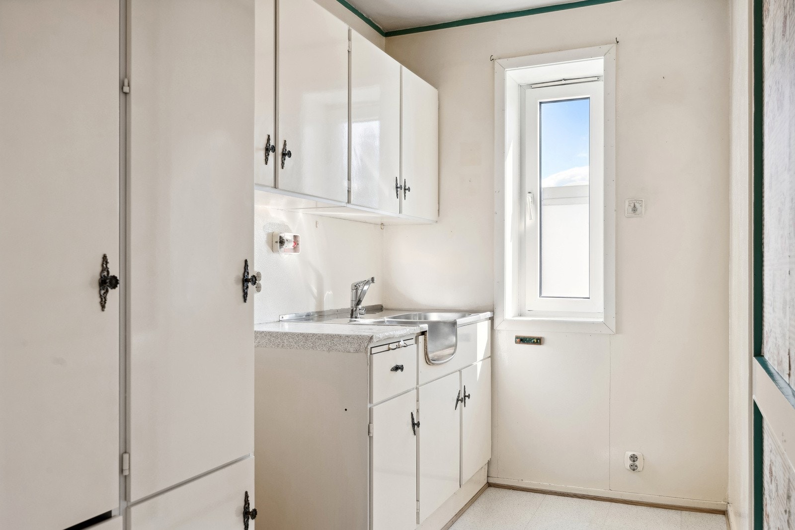 Kjøkkenet ligger tilbaketrukket og har god oppbevaringsplass i skap. Galleribilde