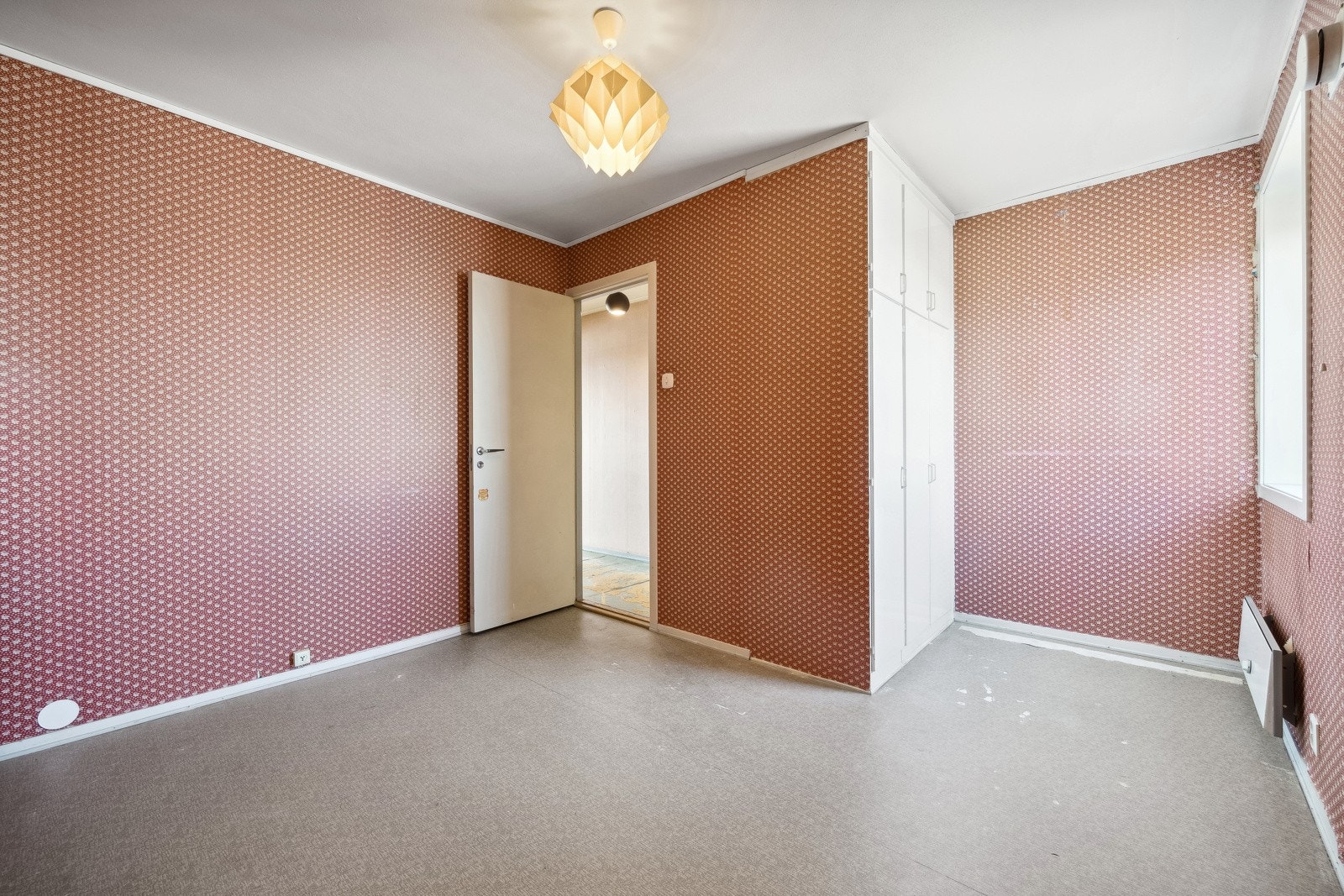 Soverommet på gode 11,5 kvm gir god plass til en dobbeltseng med tiltenkt møblement. Innebygd garderobeløsning. Galleribilde