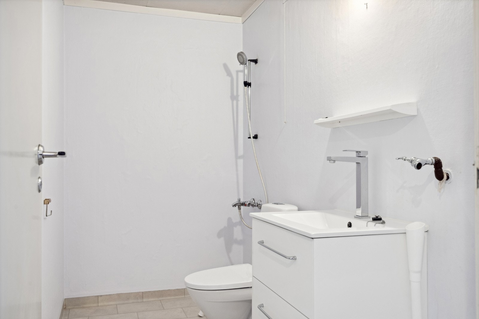 Utstyrt med toalett, servant med underskap og åpen dusj. Opplegg for vaskemaskin. Galleribilde