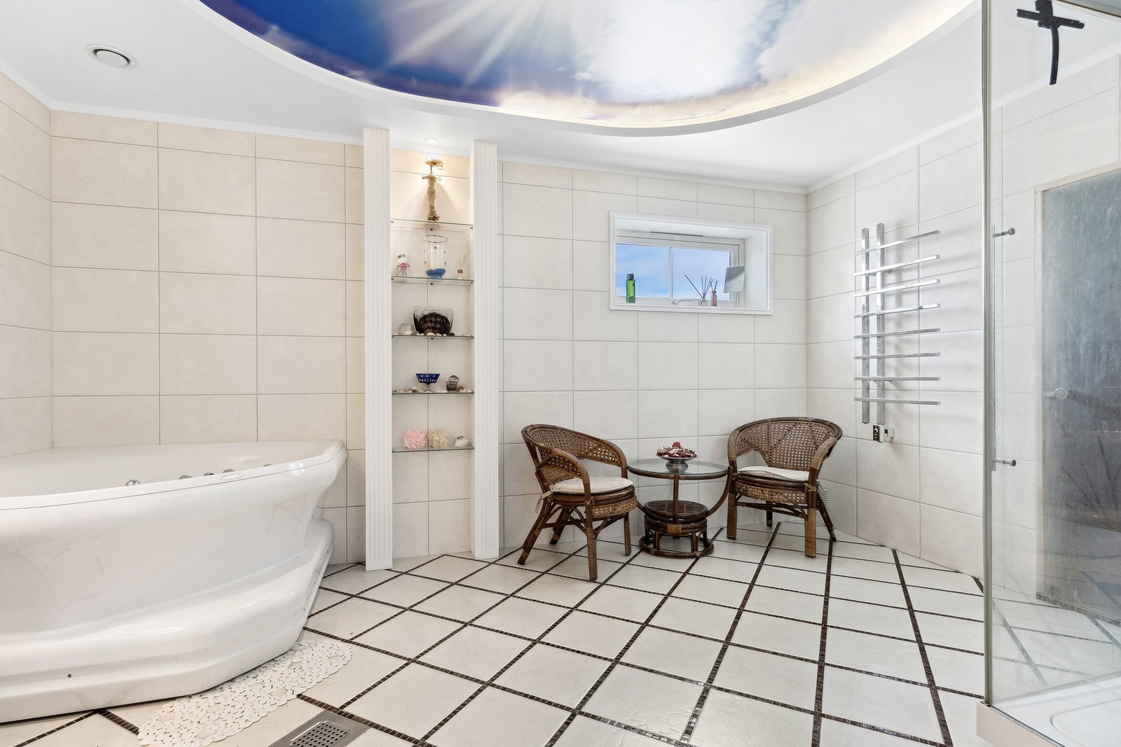 Det er direkte adkomst til badstuen fra badet Galleribilde