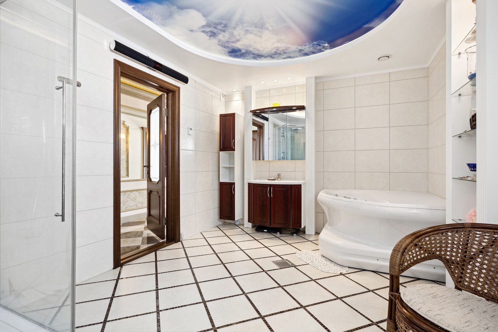 Badet er flislagt og har varme i gulv. Himlingen er malt med designerkunst Galleribilde