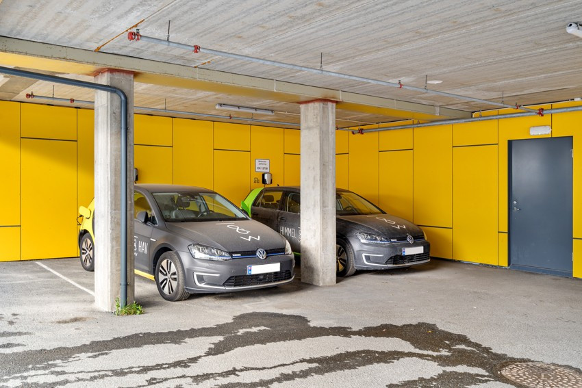 Leiligheten disponerer garasjeplass i parkeringsanlegget. Her er det klargjort for etablering av elbil-lader. Borettslaget har i tillegg to elbiler som kan lånes.