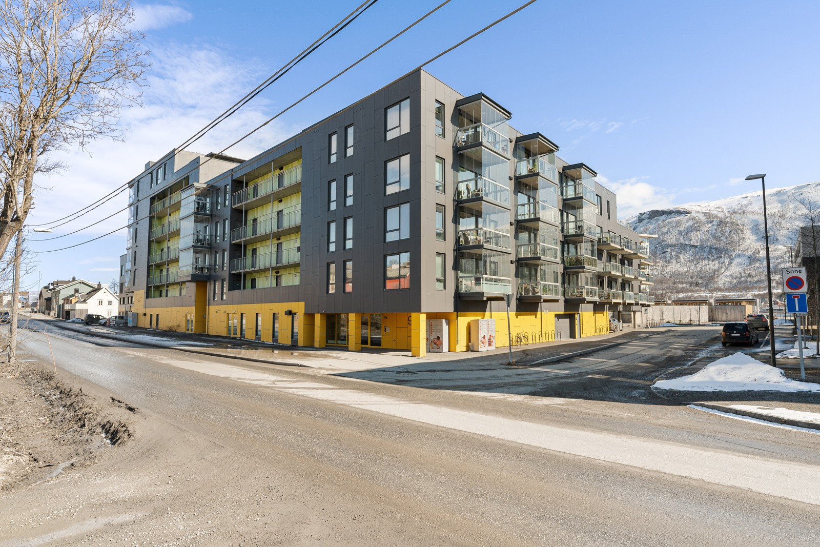 Leiligheten ligger i en ny og etterspurt blokk sør for Tromsø sentrum.