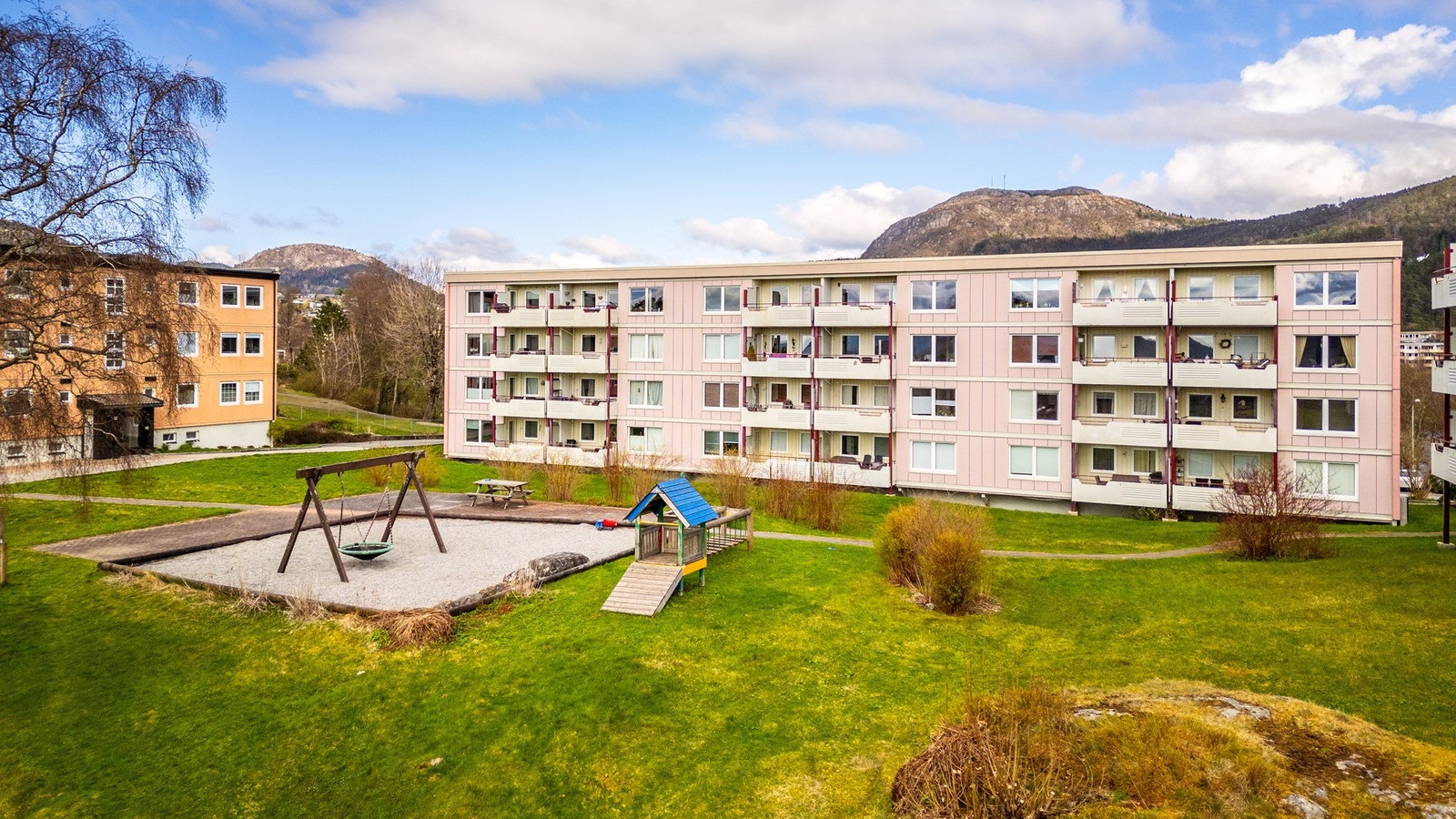 Smiberget borettslag er kjent for sine fredfulle uteområder og praktiske plassering Galleribilde