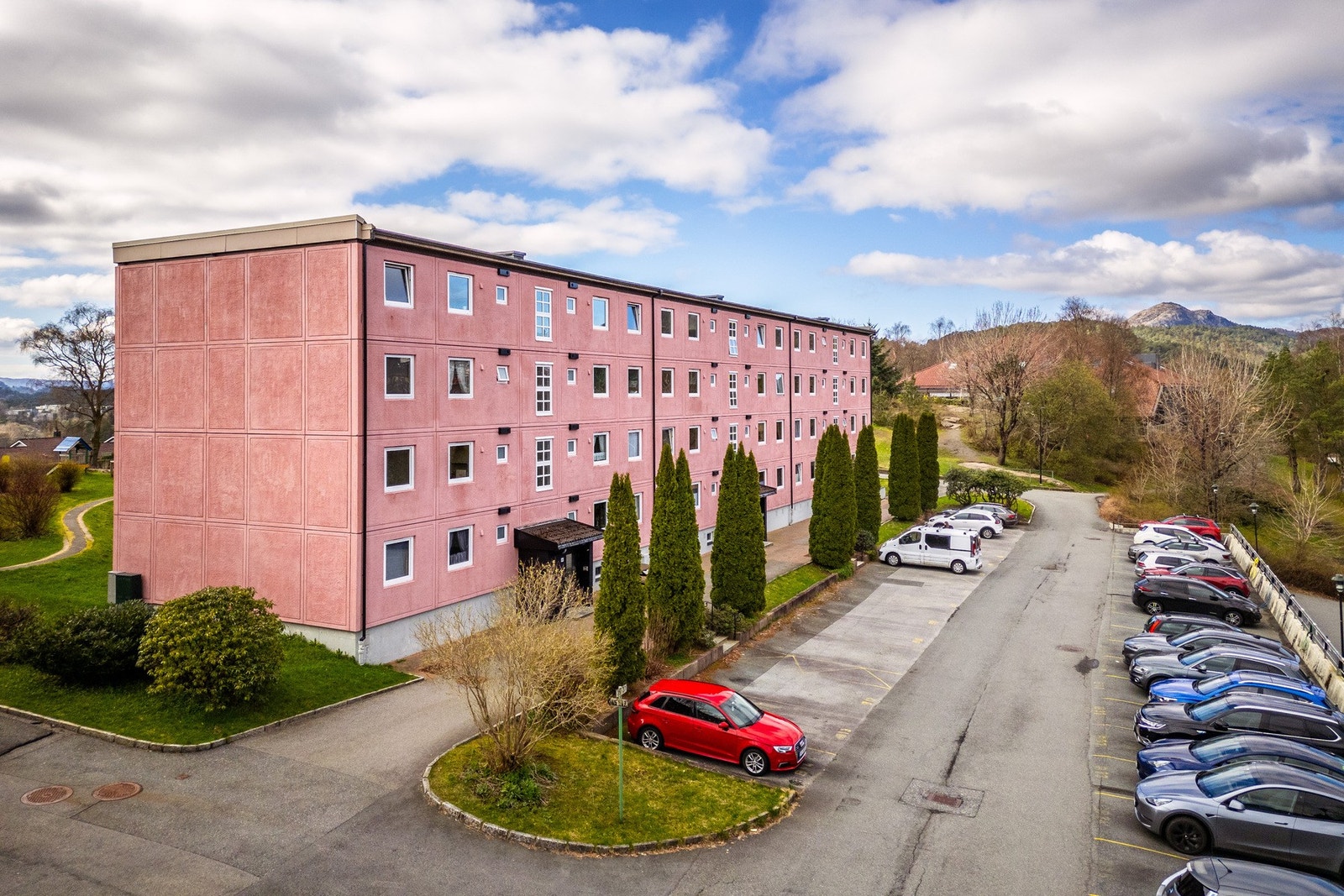 Ved inngangen til huset er det rikelig med parkeringsplasser, og tildeles etter forespørsel til styret Galleribilde
