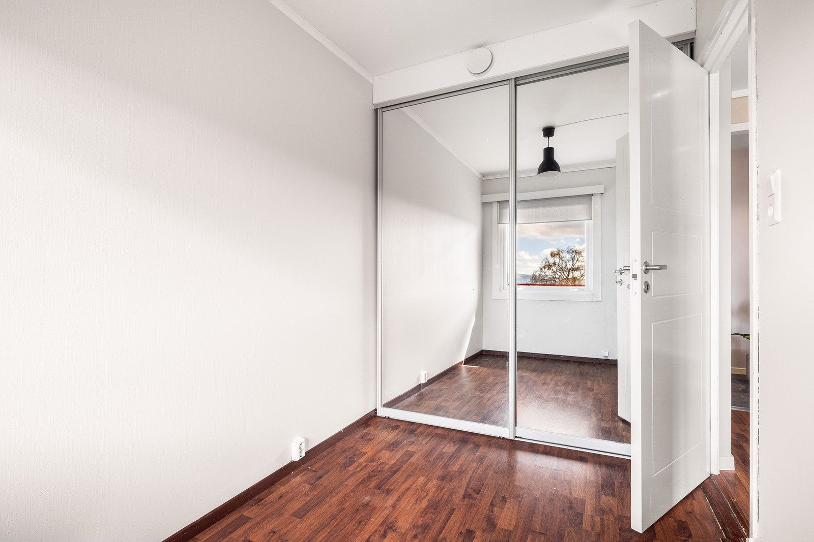 Skyvedørsgarderobe medfølger handelen Galleribilde