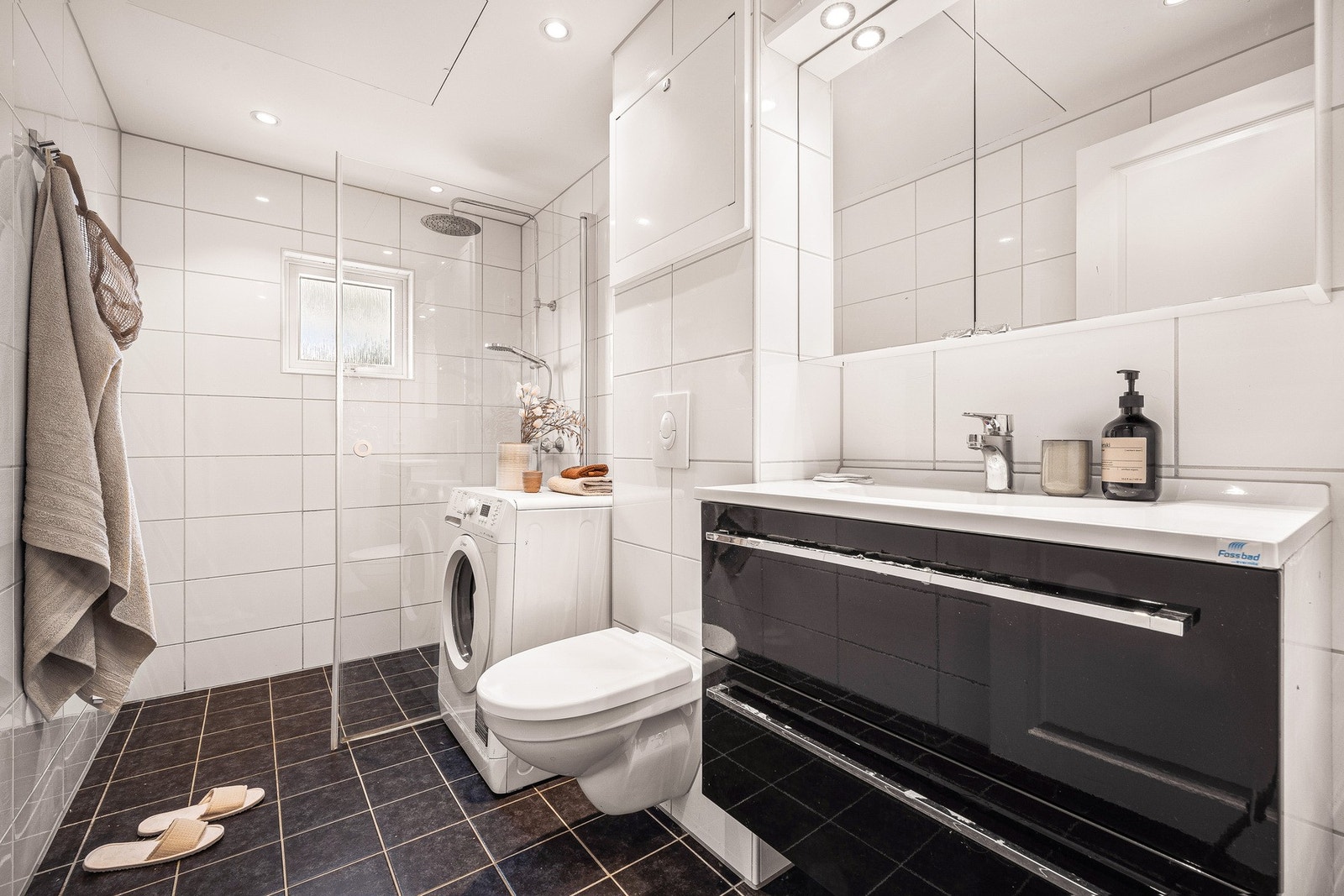 Badet er på 4,9 kvm. Badet er pusset opp av fagfolk i 2019. Dokumentasjon foreligger Galleribilde