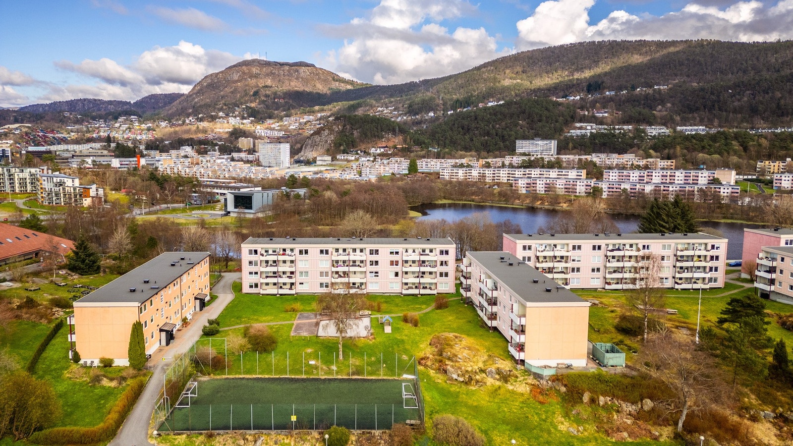 Her får man grønntarealer og lekeplass/fotballbinge rett utenfor døren Galleribilde