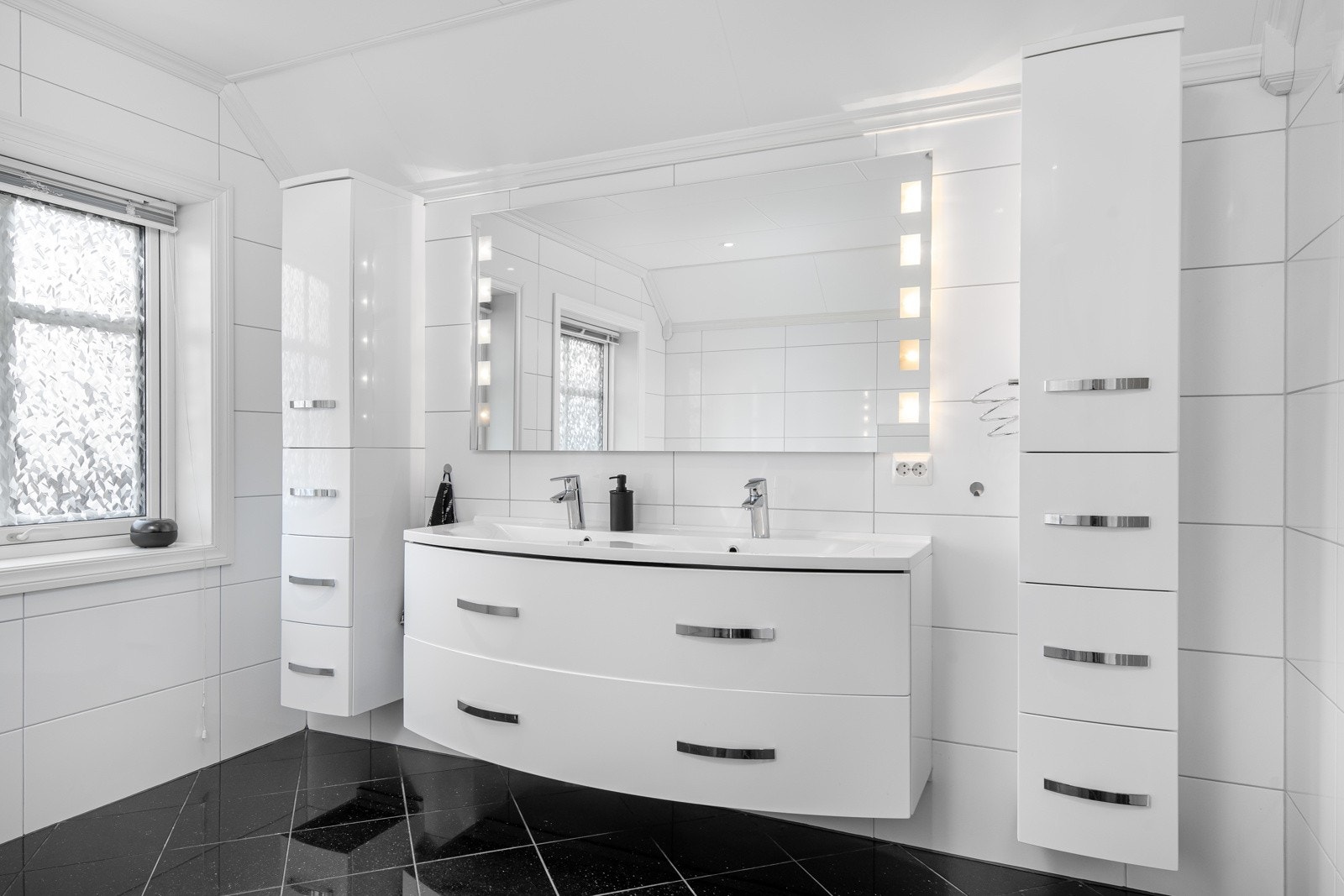 Lys baderomsinnredning. Galleribilde