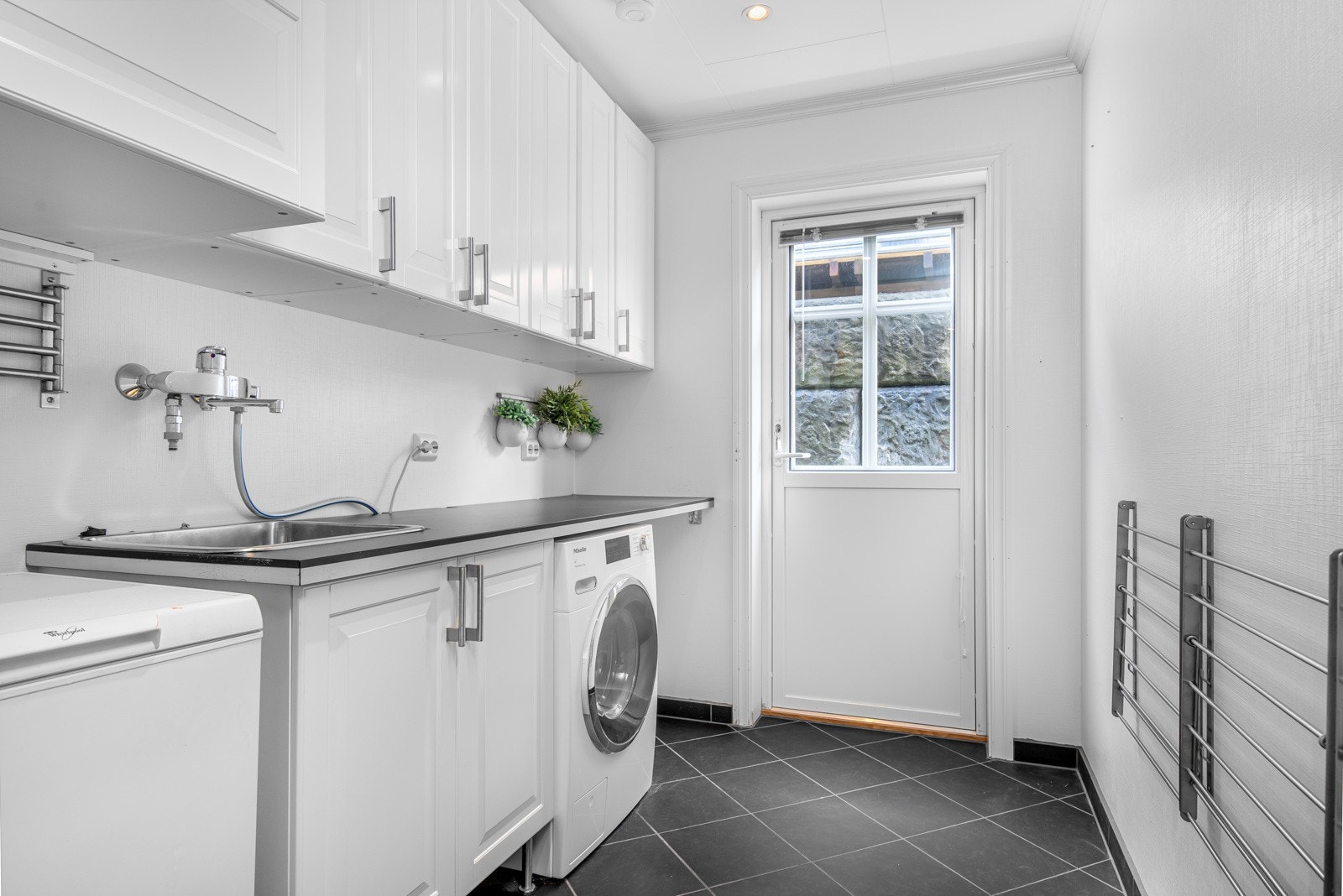 Praktisk vaskerom med egen inngang. Galleribilde