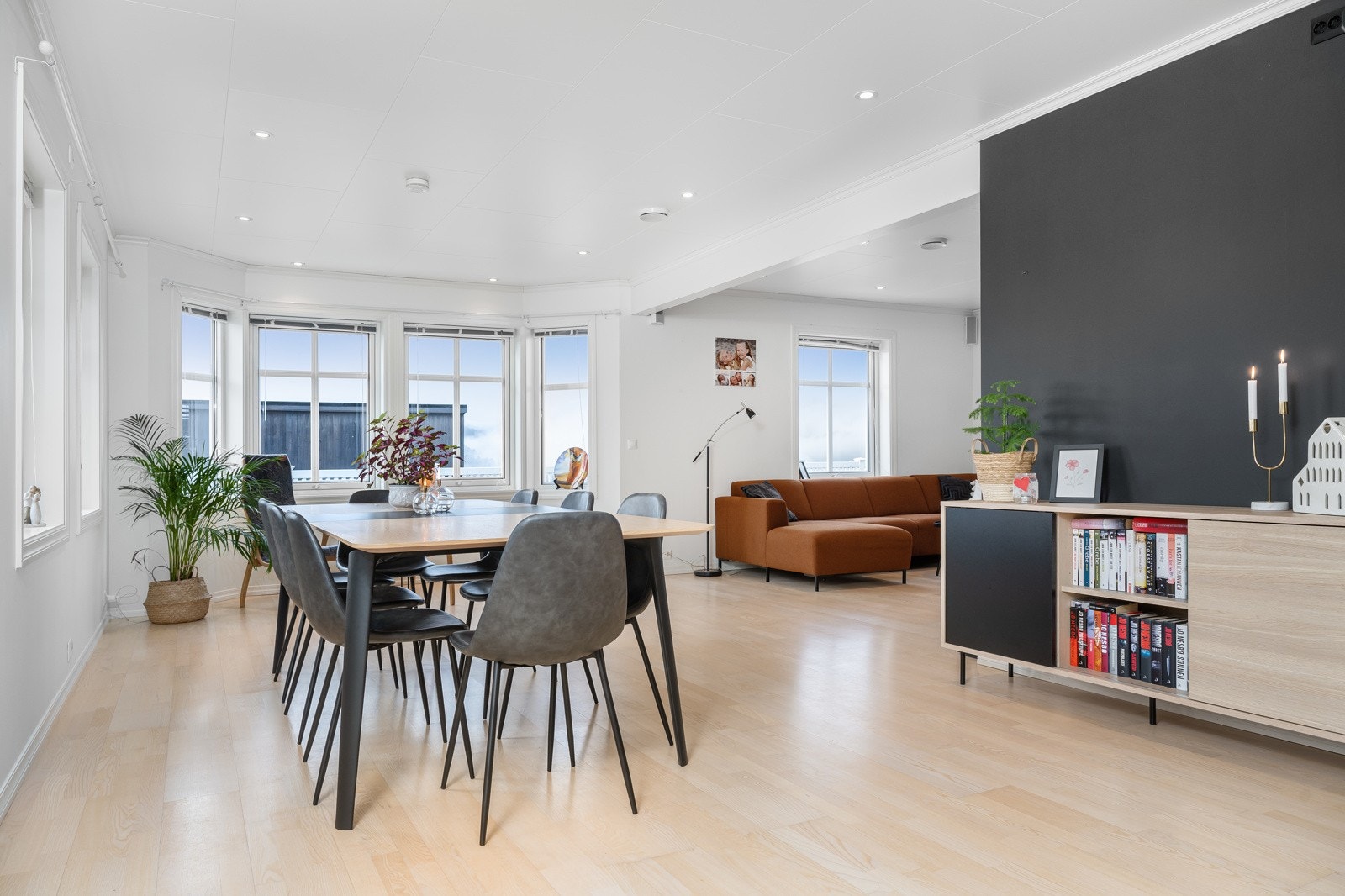 Vinkelstue med tv-krok og gode møbleringsmuligheter. Galleribilde