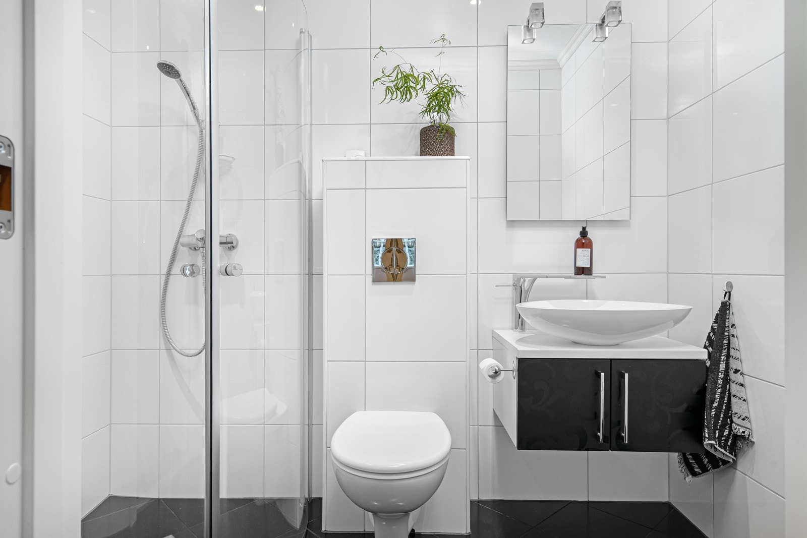 Bad 1.etasje med vegghengt toalett og dusj. Galleribilde