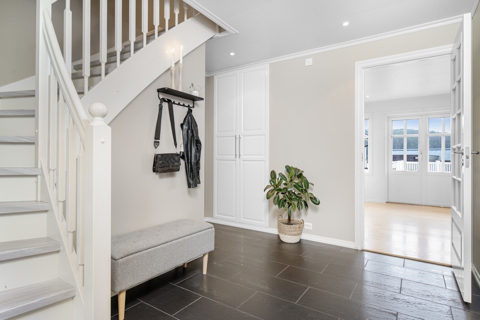 Fra gangen er det adkost til 2.etasjen Galleribilde