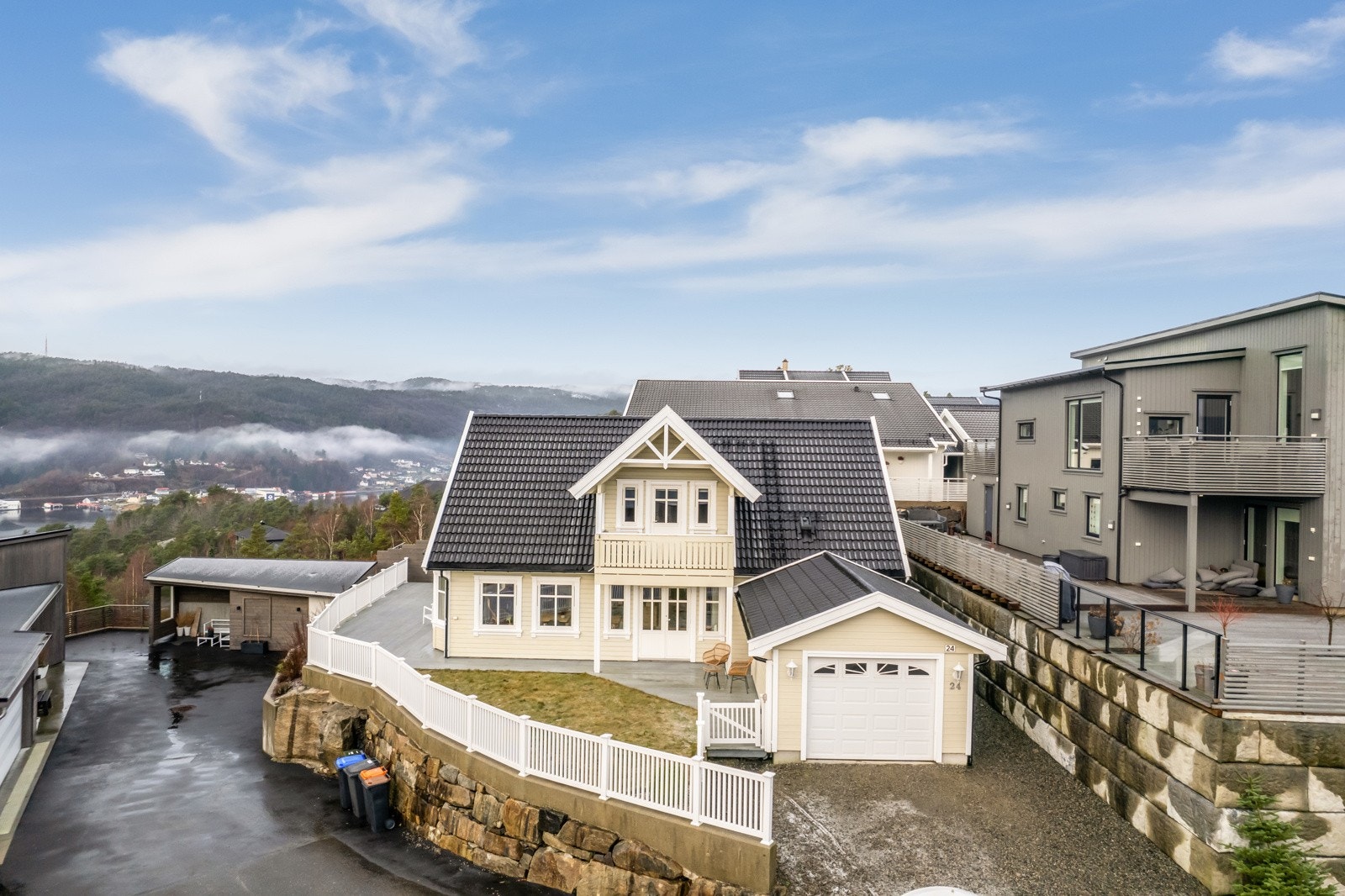 Fasade og garasje Galleribilde