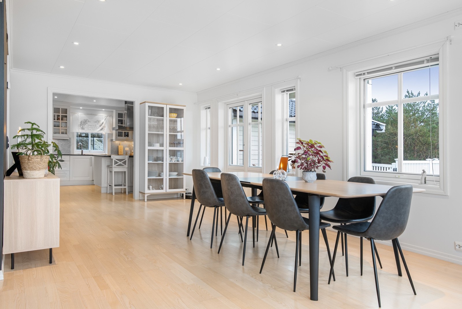 God plass til spisebord i stuen mot kjøkkenet. Galleribilde