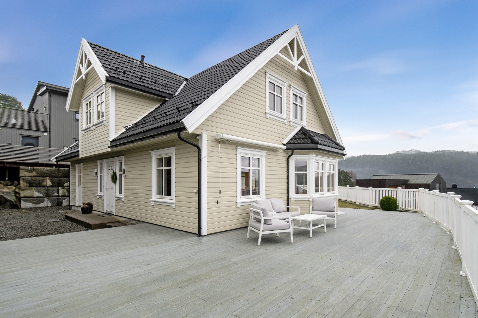 Stor terrasse. Galleribilde