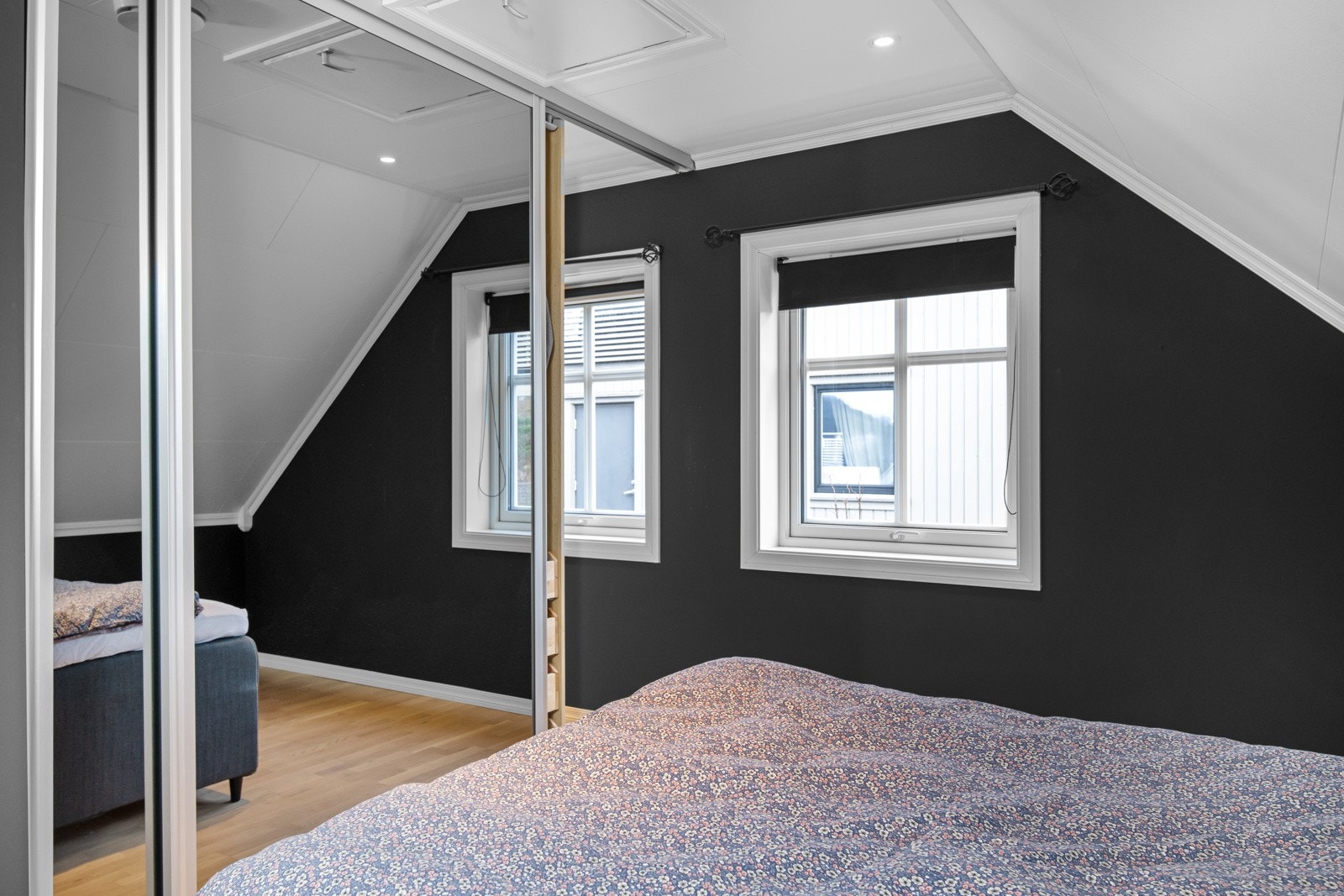 Hovedsoverom med stor tilhørende garderobe. Galleribilde