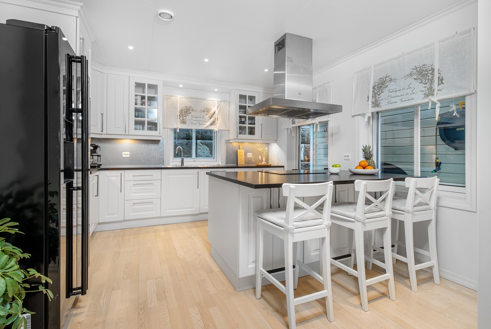 Delikat kjøkken med praktisk kjøkkenøy. Galleribilde