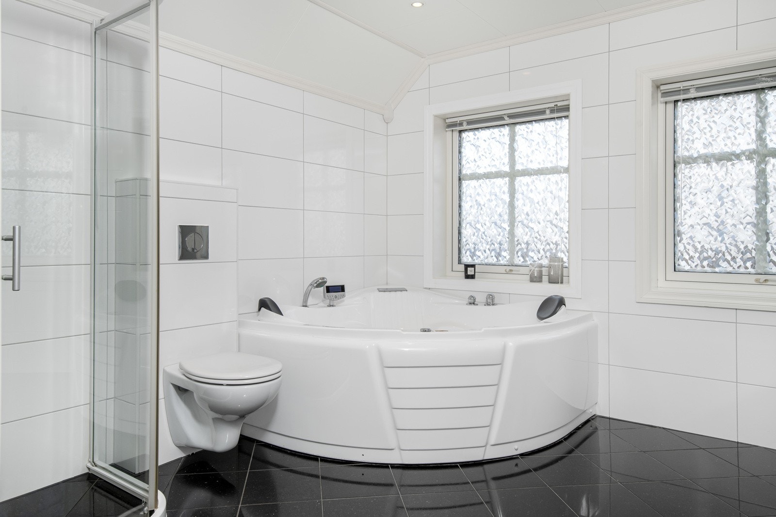 Romslig og delikat bad i 2.etasje med boblebad, dusj og wc. Galleribilde