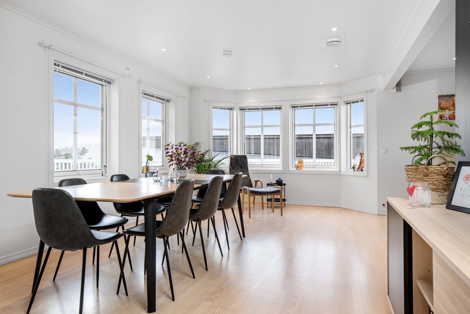 Koselig vinkelstue med mye vinduer som gir mye naturlig lys. Galleribilde