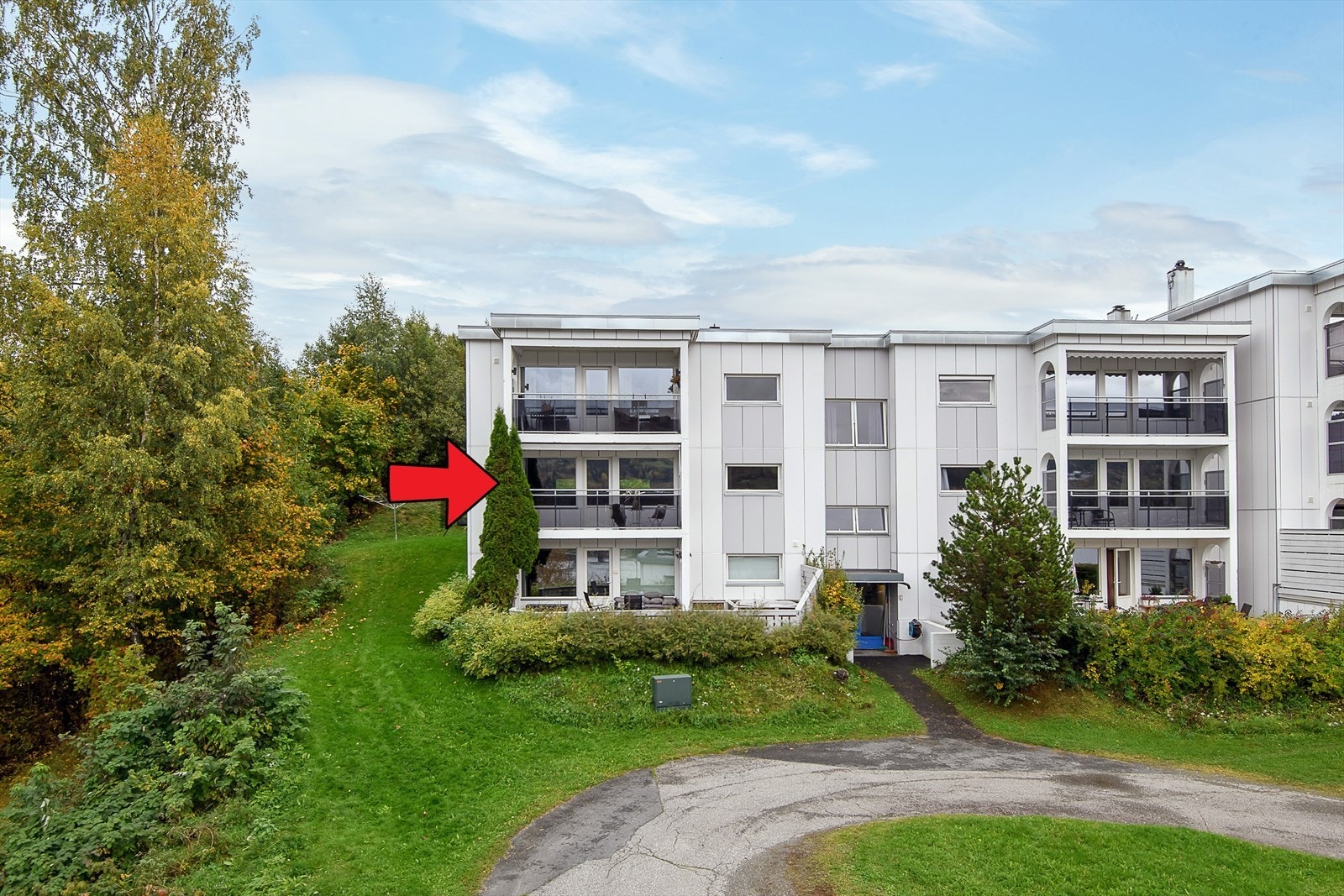 Eiendommen ligger i 2. etasje med inngang fra bakkeplan på oversiden. Galleribilde