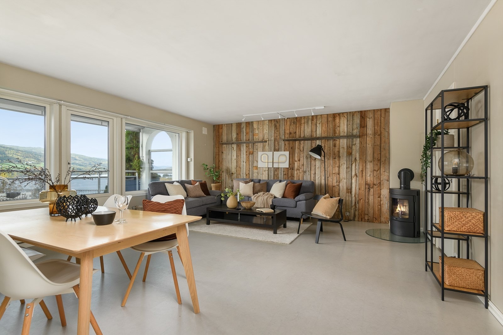Det er god plass til å møblere med både spisebord og salong i stua. En peisovn sørger for god varme. Galleribilde