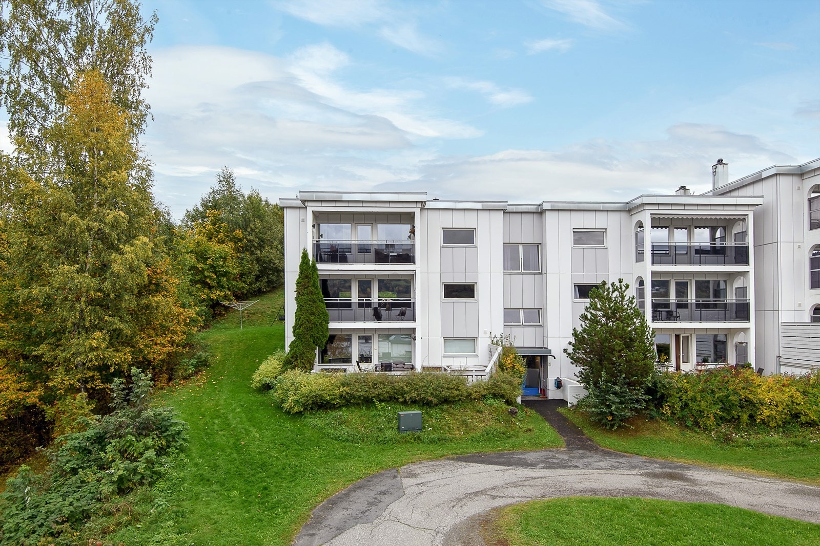 Eiendommen ligger i 2. etasje med inngang fra bakkeplan. Galleribilde
