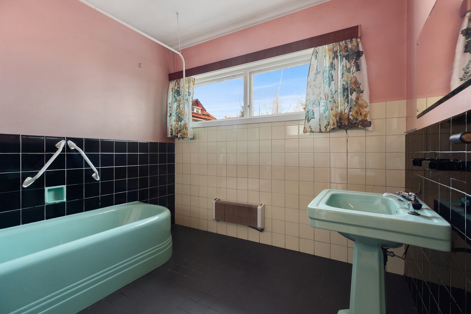 Badet er designet i samme stil som boligen Galleribilde