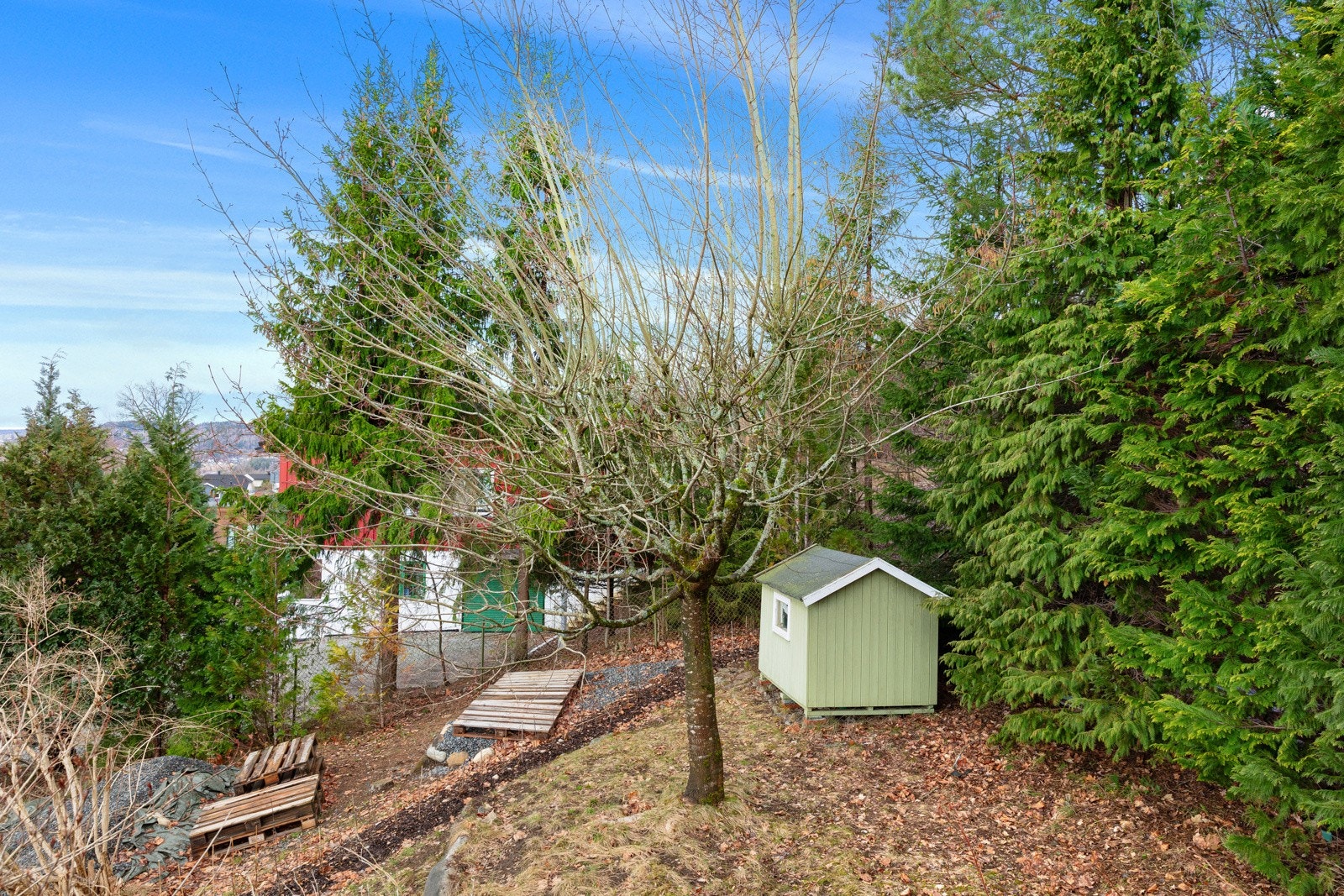 Liten dukkestue oppført på tomtens vestside Galleribilde