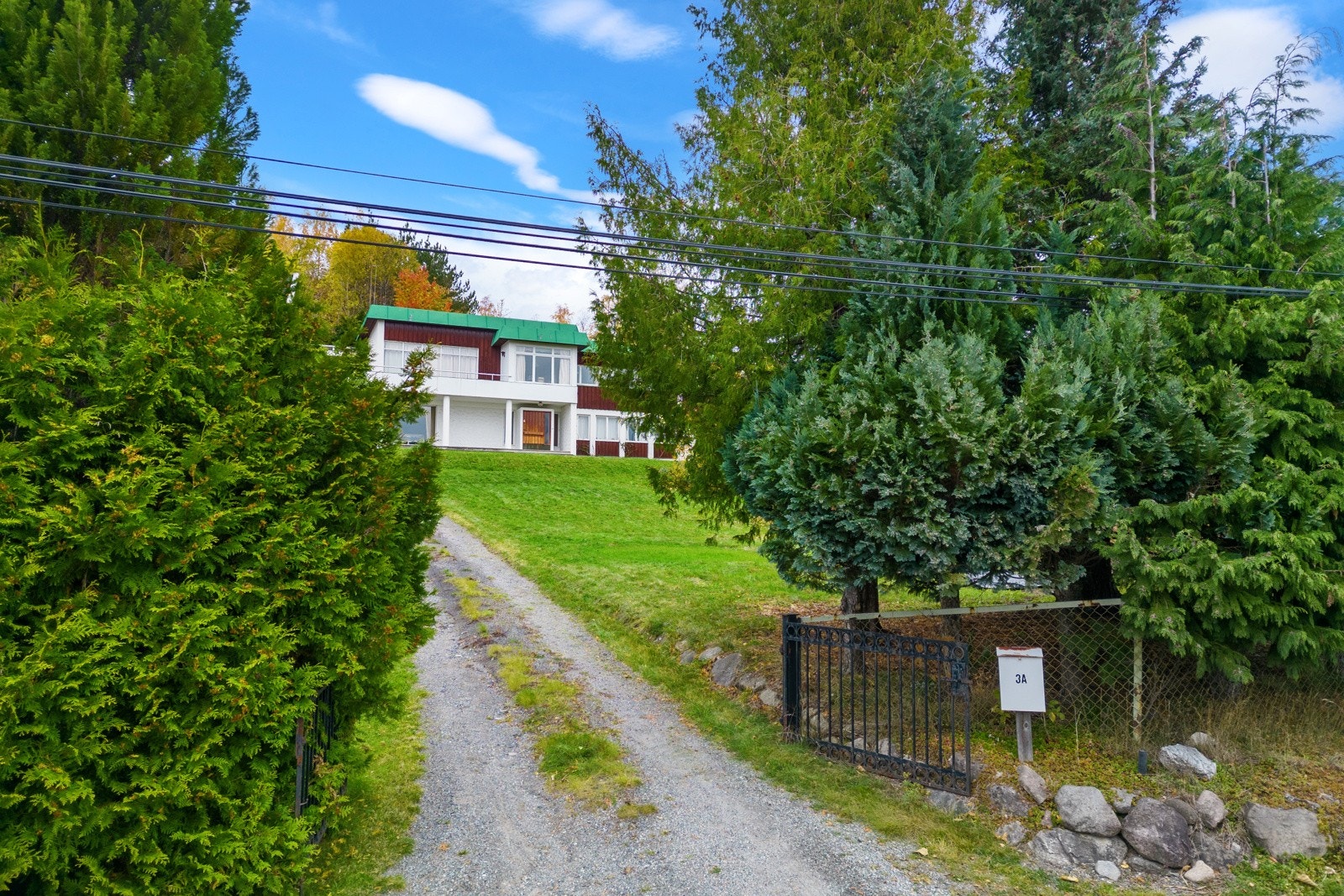 Fra Billingstdåsen er det hyggelig oppkjøring til boligen Galleribilde