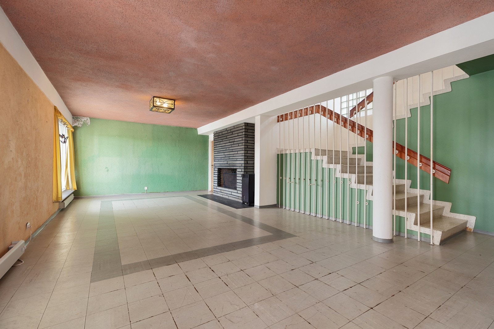 Stuen i underetasje med trapp opp til 1.etasje Galleribilde