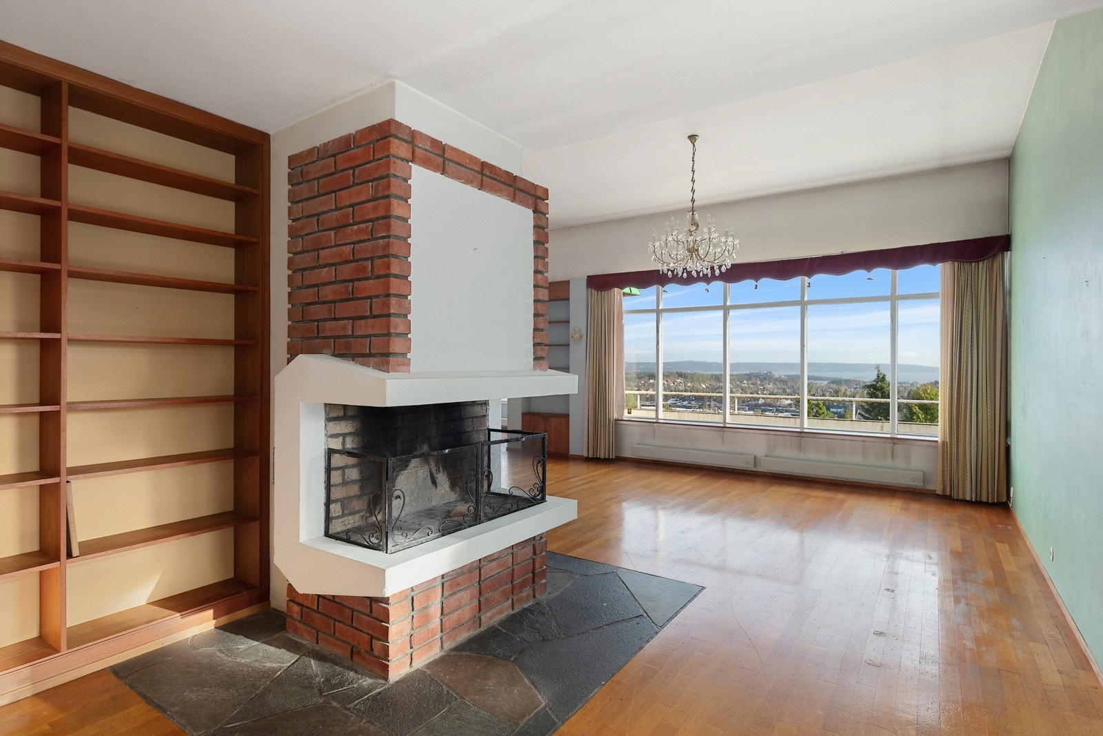 Moderne og stilren peis tilpasset husets arkitektur Galleribilde