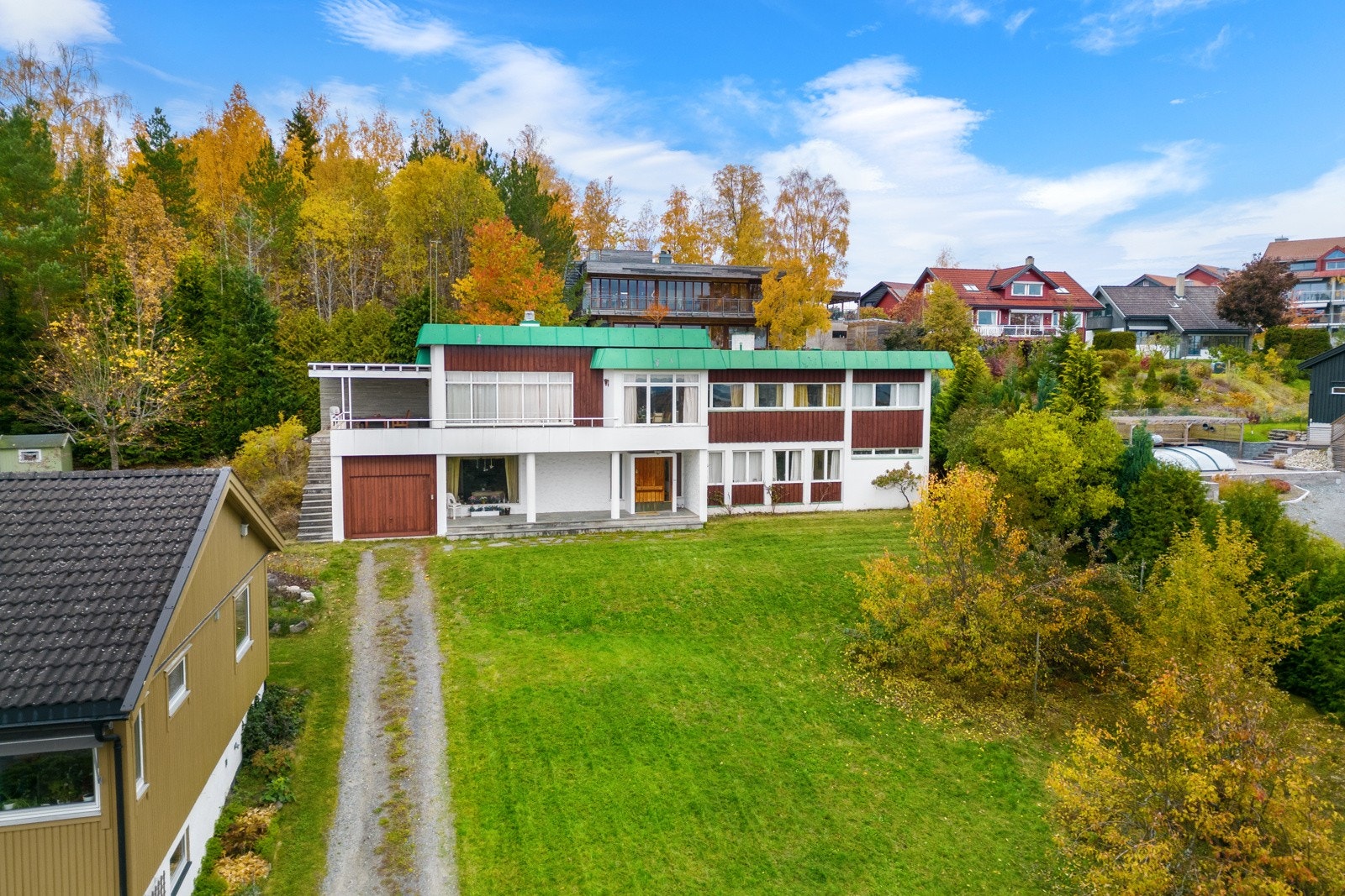 Huset ligger godt tilbaketrukket med stor hage i forkant Galleribilde