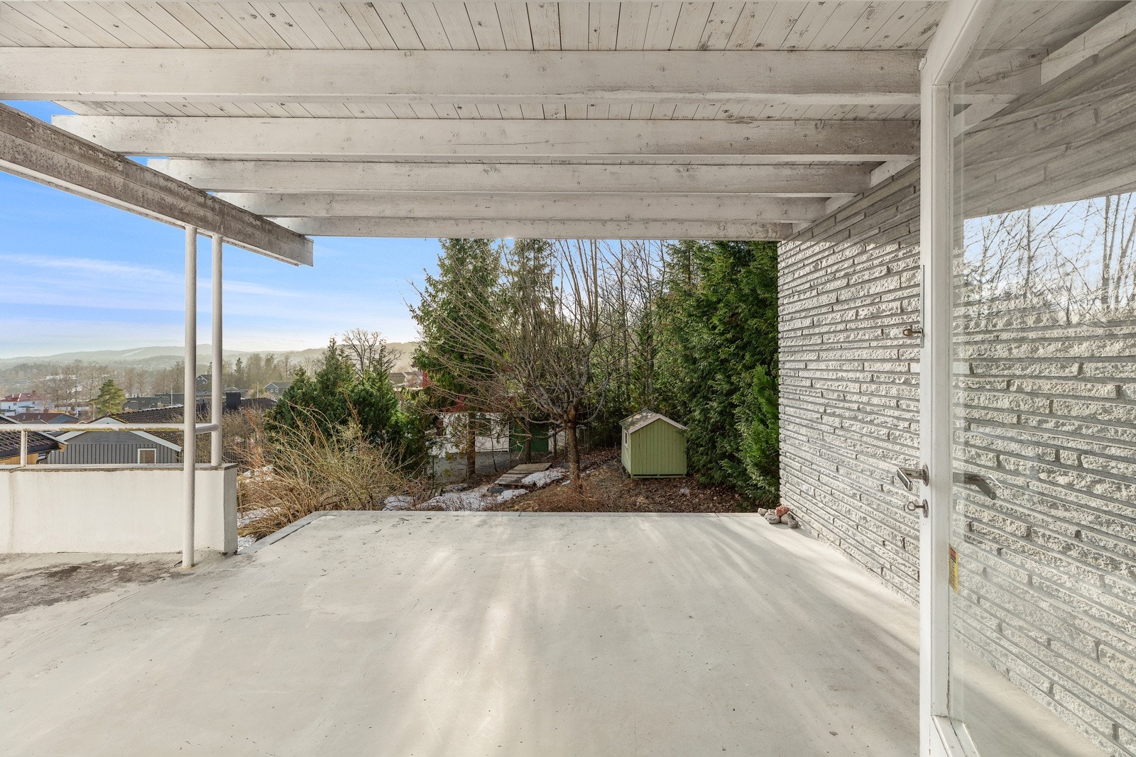 Overbygget terrasse med trapp ned til hagen Galleribilde