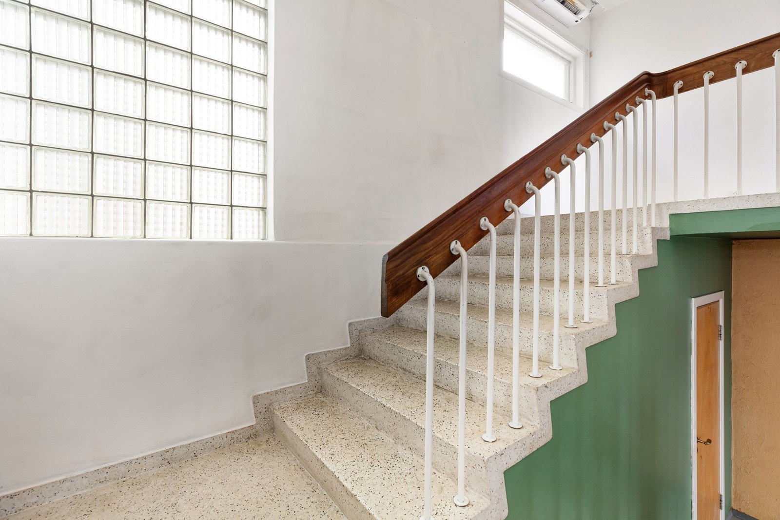 Ved trapperepo er det stort vindu som gir gode lysforhold i trappehallen Galleribilde
